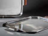 deux plateaux en argent posés l'un à côté de l'autre sur une table