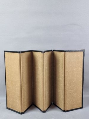 trois livres ouverts posés les uns sur les autres sur une table