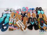 de nombreuses paires de tongs posées sur une table