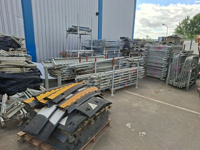 un gros tas d'objets métalliques devant un immeuble