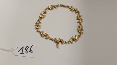gros plan d'un bracelet sur une surface blanche avec une étiquette de prix