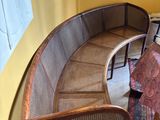 une photo d'un banc en bois incurvé dans un salon