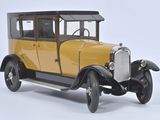 maquette jaune d'une voiture sur fond blanc, avec un fond blanc