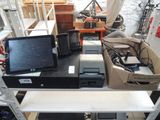 beaucoup d'appareils électroniques sur les étagères de la pièce