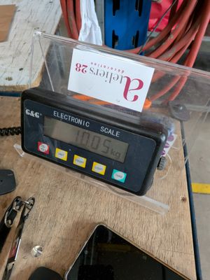 une balance électronique posée sur une table en bois