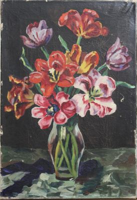 peinture représentant un vase de tulipes posé sur une table, sur fond noir