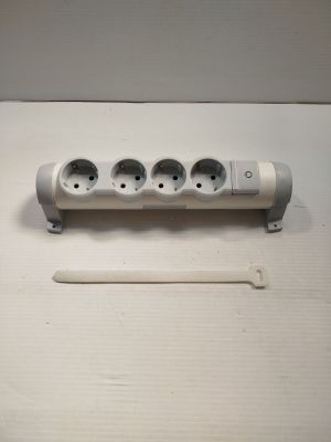 une brosse à dents posée à côté d'un porte-brosse à dents sur une table