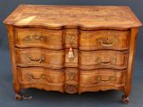 une commode ancienne en bois avec des poignées en laiton