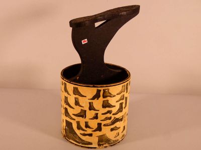 un vase muni d'une anse noire et orné d'un motif