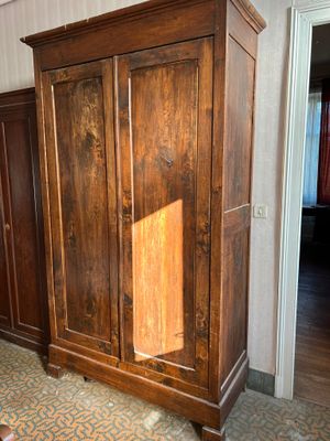 une armoire en bois dans le coin d'une pièce