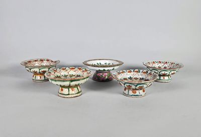 Cinq coupes sur piédouche, en porcelaine de type Bencharong,…