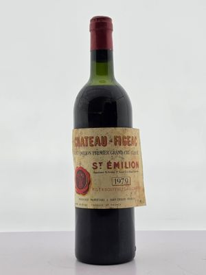 une bouteille de vin posée sur une table