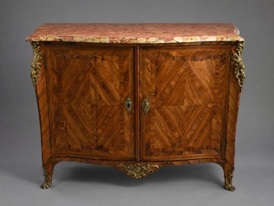 une vieille armoire en bois avec un plateau en marbre, sur fond gris