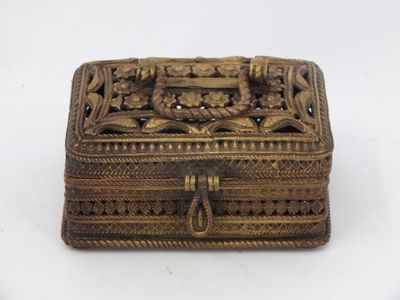 une boîte ancienne en laiton ornée d'un motif sur le couvercle
