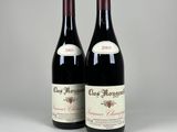 deux bouteilles de vin rouge posées l'une à côté de l'autre sur une table