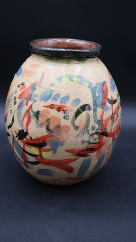 Grand vase en terre cuite à décor abstrait polychrome. H 26 cm. S...