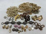 gros plan d'un bouquet de bijoux sur une table