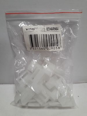 un gros plan sur un sachet contenant des morceaux de plastique blanc, sur lequel figure un code-barres