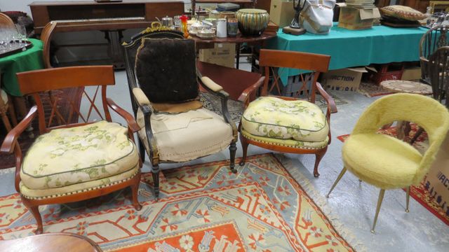 Paire de bergères regency (manque), chaise année 70 dessus fausse...