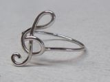une bague en argent ornée d'un symbole « tre »