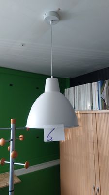 une lumière blanche suspendue au plafond d'une salle verte