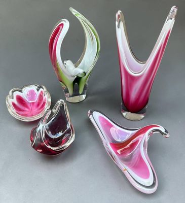 plusieurs vases en verre de différentes couleurs posés sur une table