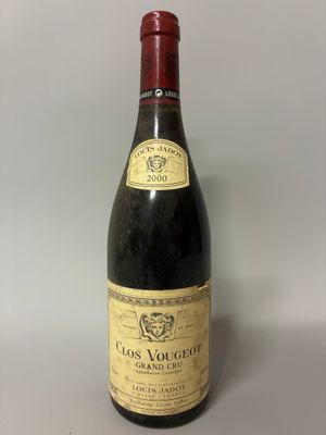 la bouteille de vin est posée sur la table sur la table