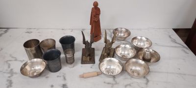 de nombreux couverts sur une table, avec une statue en arrière-plan