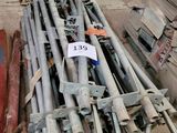 un tas de barres d'acier et d'autres objets métalliques posés par terre