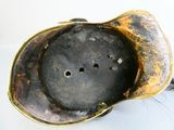 un objet métallique posé sur une surface blanche