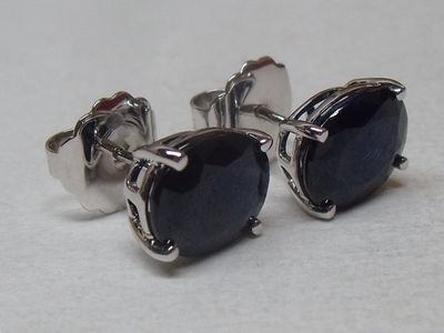 Paire de boutons d’oreilles en or blanc 18K, sertis de 2 sap…