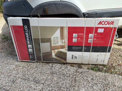 une boîte posée par terre à côté d'une voiture