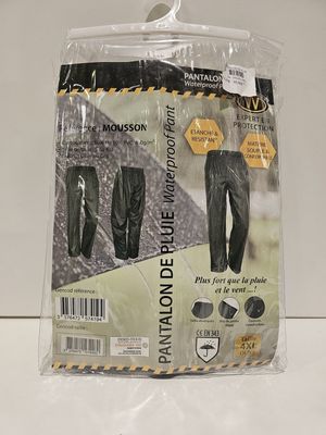 une photo d'un pantalon dans un sac posé sur une table