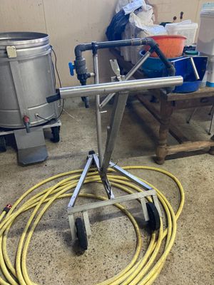 une photo d'une machine à laquelle est raccordé un tuyau