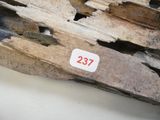 un gros plan sur un morceau de bois sur lequel figure un numéro