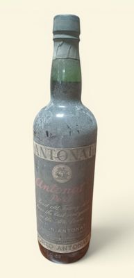 une bouteille de vin posée sur une table