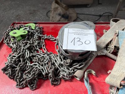 une boîte rouge sur laquelle sont accrochées plusieurs chaînes