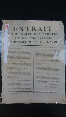 un vieux journal posé sur une table, sur fond noir