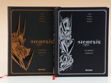 deux livres posés l'un sur l'autre sur une table