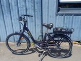 un vélo garé devant un bâtiment