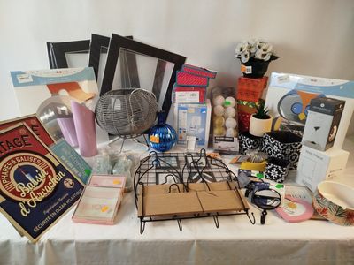 une table sur laquelle se trouvent plusieurs objets