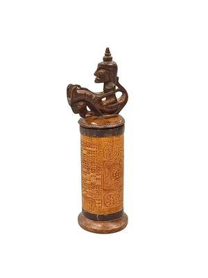 l'image d'une statue en bois représentant un homme avec un chapeau sur la tête