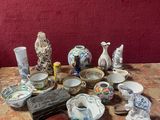 une table sur laquelle sont posés de nombreux vases et assiettes