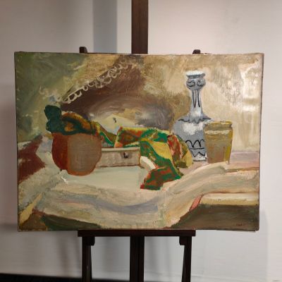 un tableau posé sur un chevalet, sur lequel se trouve un vase