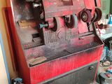 une machine rouge qui se trouve dans une pièce