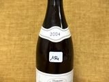 une bouteille de vin posée sur une table
