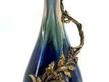 un vase bleu et blanc orné d'un décor doré