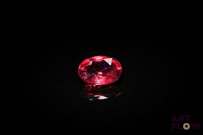 un losange rouge sur fond noir