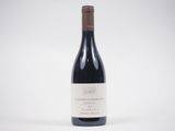 gros plan d'une bouteille de vin sur une surface blanche