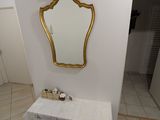une petite table avec un miroir dans une pièce